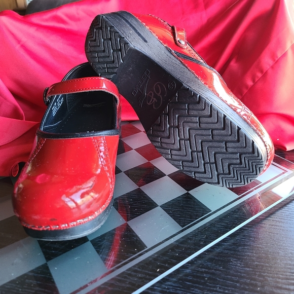 Dansko Shoes - Size 39 Ladies Dansko Shoes Red